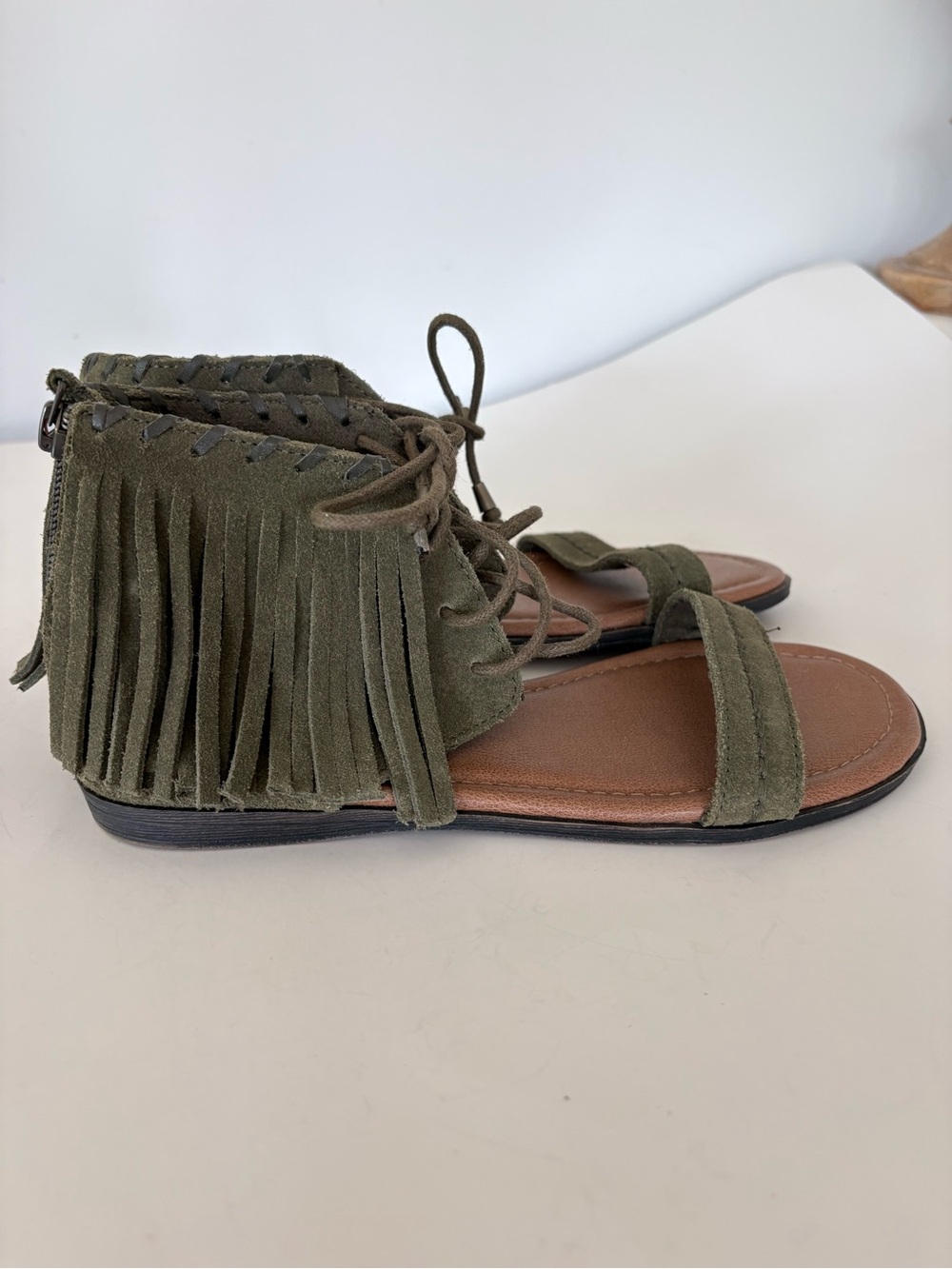 MINNETONKA 7 Havana GREEN Suede Fringe Sandal Flats Lace Up Back Zip Boho Hippie